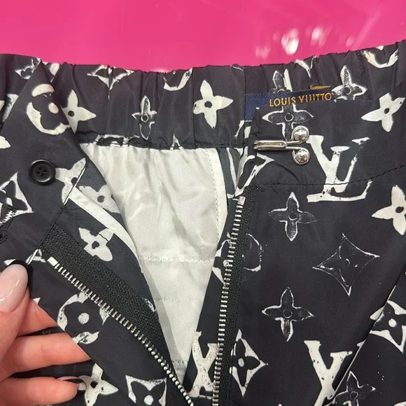Louis Vuitton women’s shorts - Picture 3 of 5